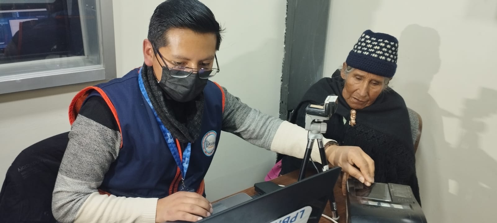Segip entrega por primera vez su cédula de identidad a doña Elisa de 69 años