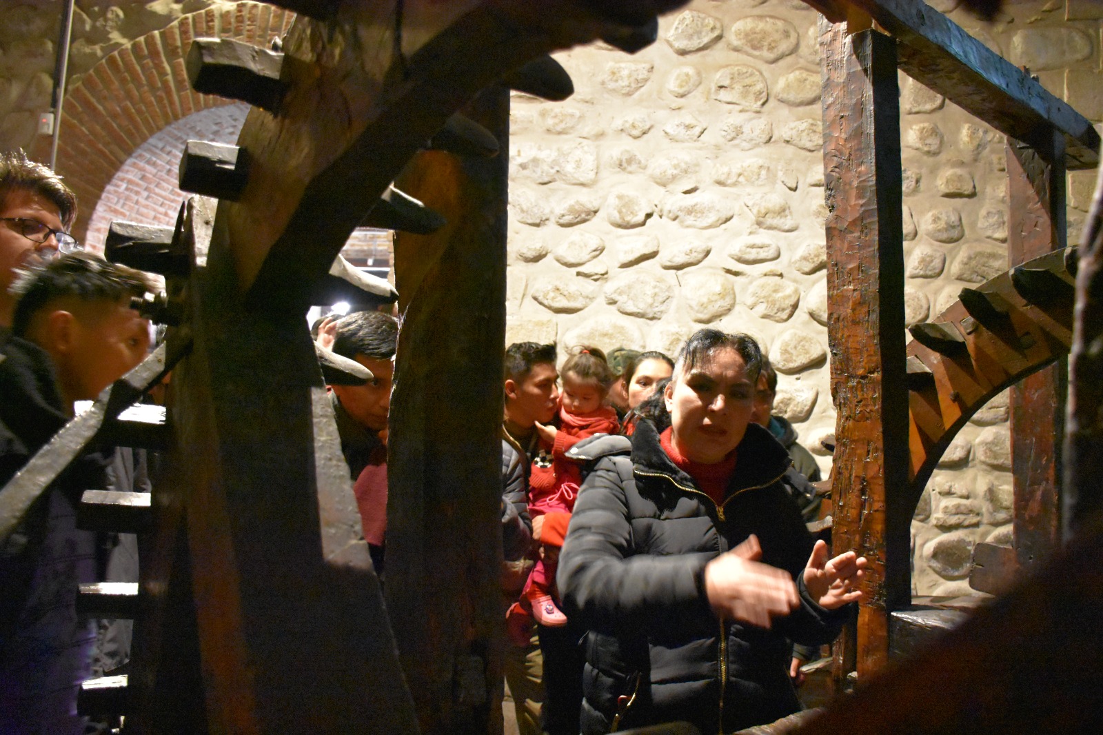 Estudiantes de la carrera de Historia conocen los tesoros del Archivos de la Casa Nacional de Moneda