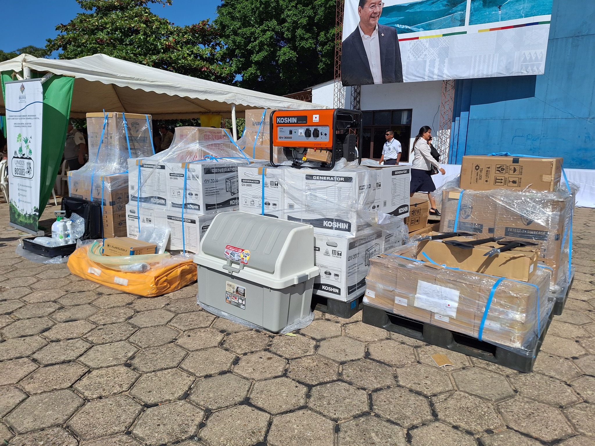 Gobierno japonés entrega equipos para combatir los incendios forestales