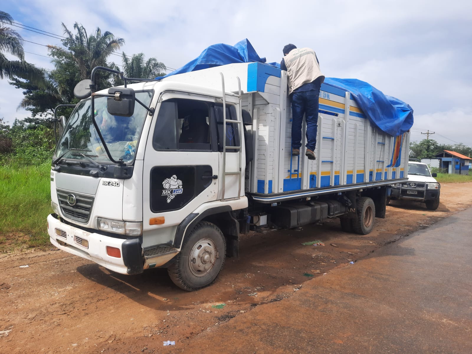 Interceptan a camión que transportaba ilegalmente 2.000 litros de combustibles en Beni 