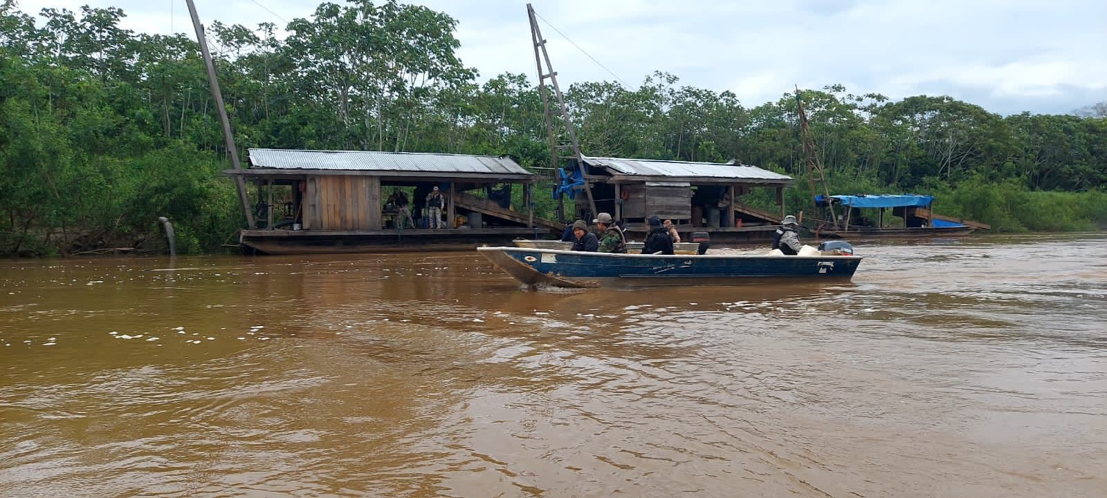 Incautan dragas y aprehenden a siete personas en operativo contra la minería ilegal en el río Orthon
