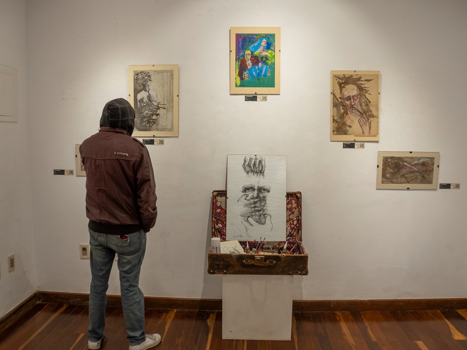 Obra pictórica de Juan Rodríguez explora el sinsentido y se exhibe en la Casa de la Libertad 