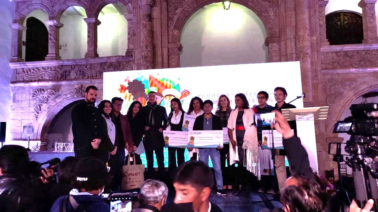 Nueve ganadores premiados en el II concurso literario sobre racismo organizado por el Banco Mundial en Bolivia