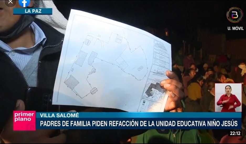 Retienen y atan a un mástil al director de un colegio por demanda de obras