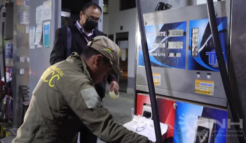 Precintan estación de servicio en La Paz, cisterna cargó irregularmente 4.000 litros de combustible