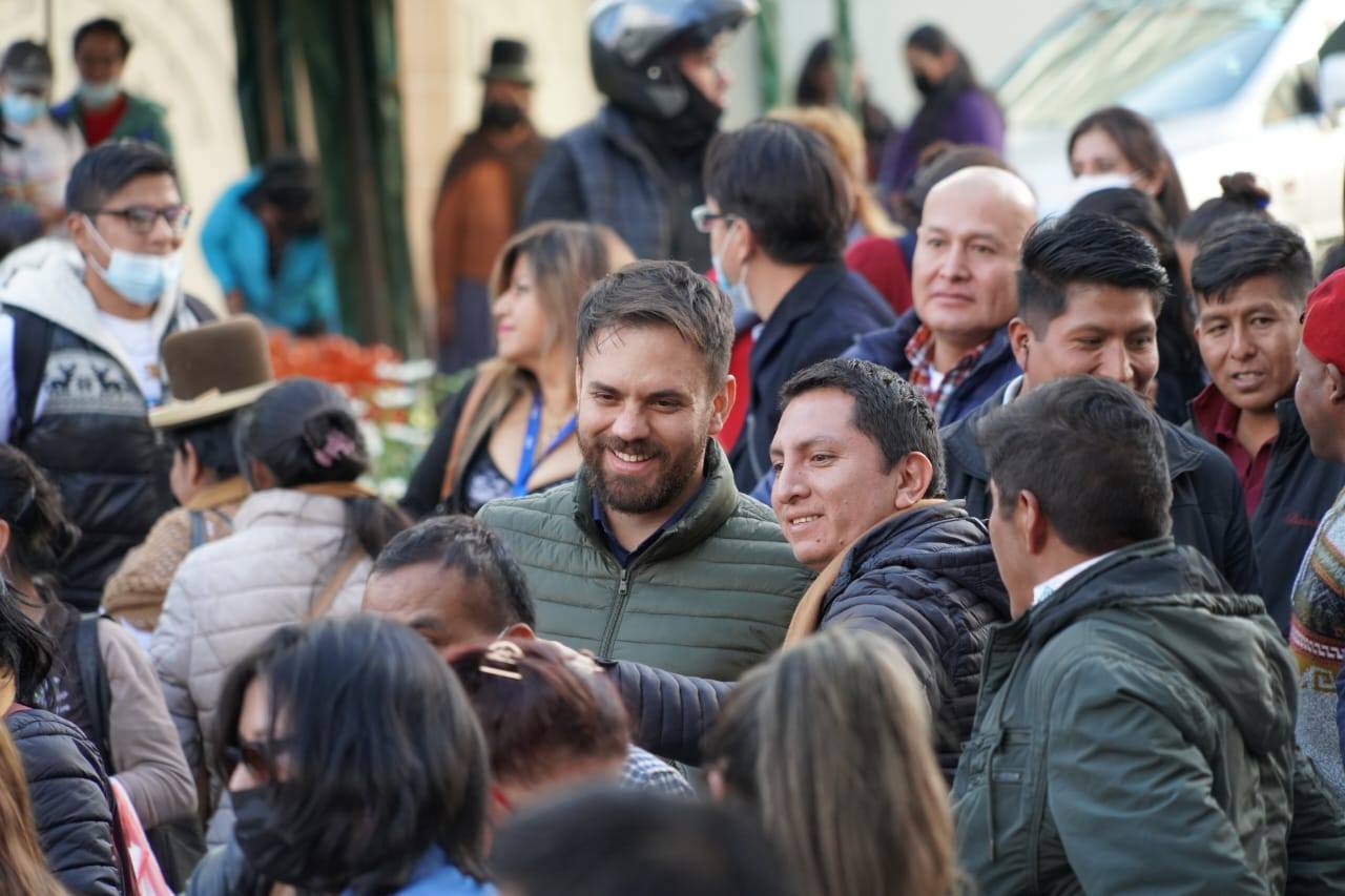 Del Castillo suma respaldo, marchas y pronunciamientos rechazan su censura