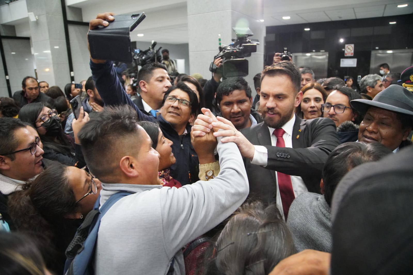 Ministro Del Castillo alerta sobre una “contrarrevolución” que busca destruir el país