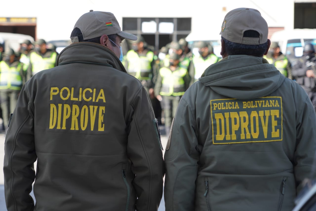 Diprove recupera un vehículo que fue robado en Chile y aprehende a dos personas en Oruro