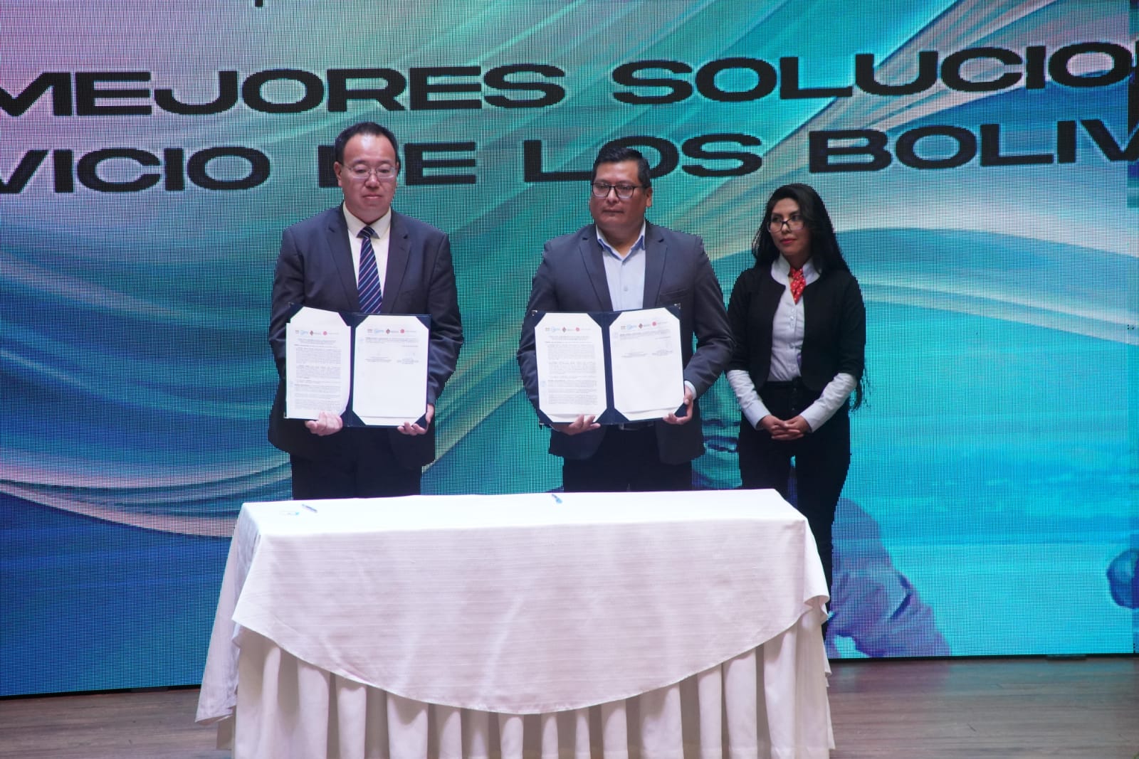 Firma de los convenios de industrialización del litio. Foto: Jorge Mamani.