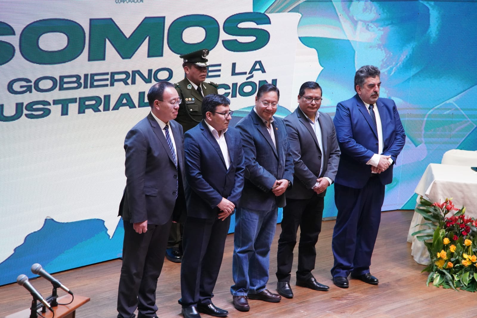 El presidente Luis Arce junto a los representantes de las empresas que industrializarán el litio. Foto: Jorge Mamani.