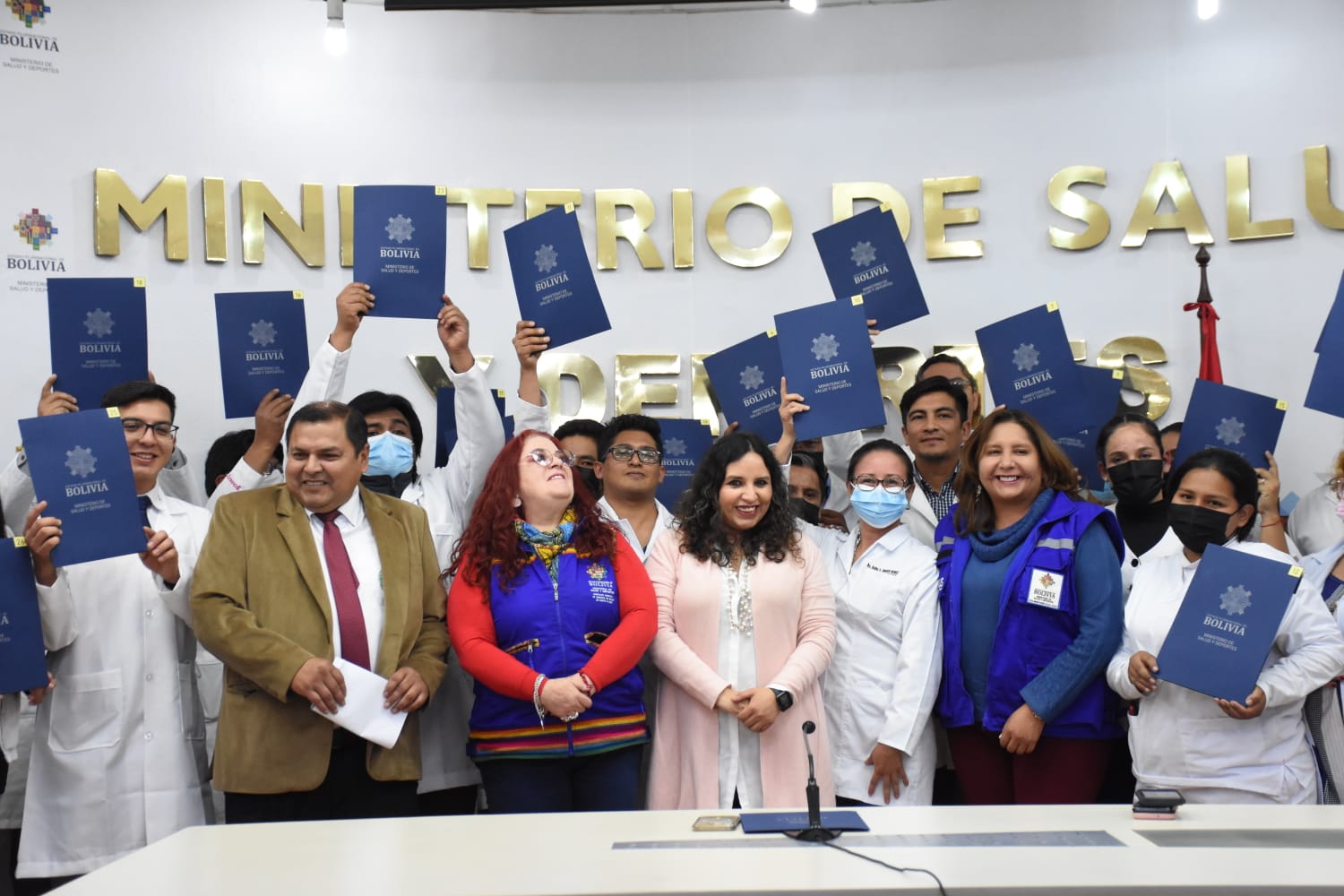 Sistema de salud pública recibe 38 ítems de especialistas médicos y enfermeras para mejorar atención 