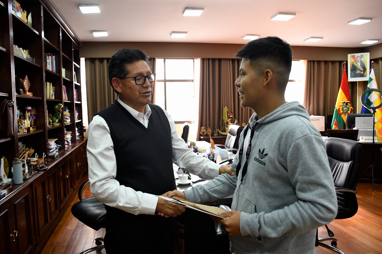 Educación compromete apoyo al “Chico Robótico” para su participación en el Campamento Misión a Marte en México