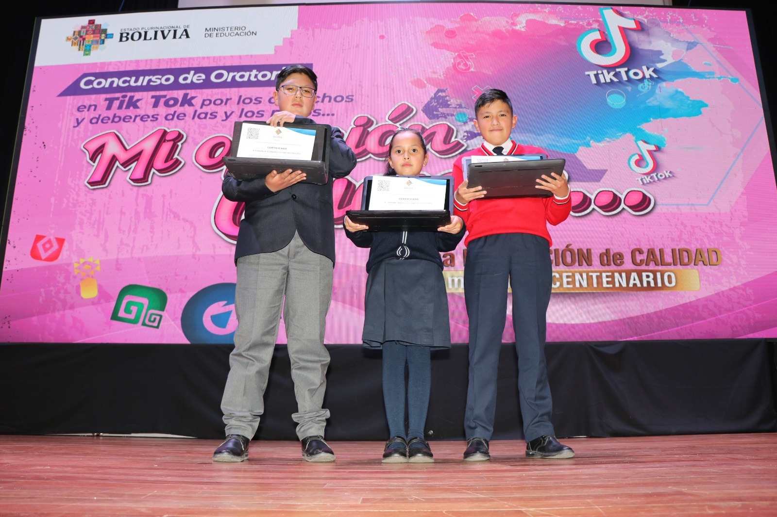 Educación premia a tres ganadores del concurso de oratoria en TikTok sobre los derechos y deberes de los niños
