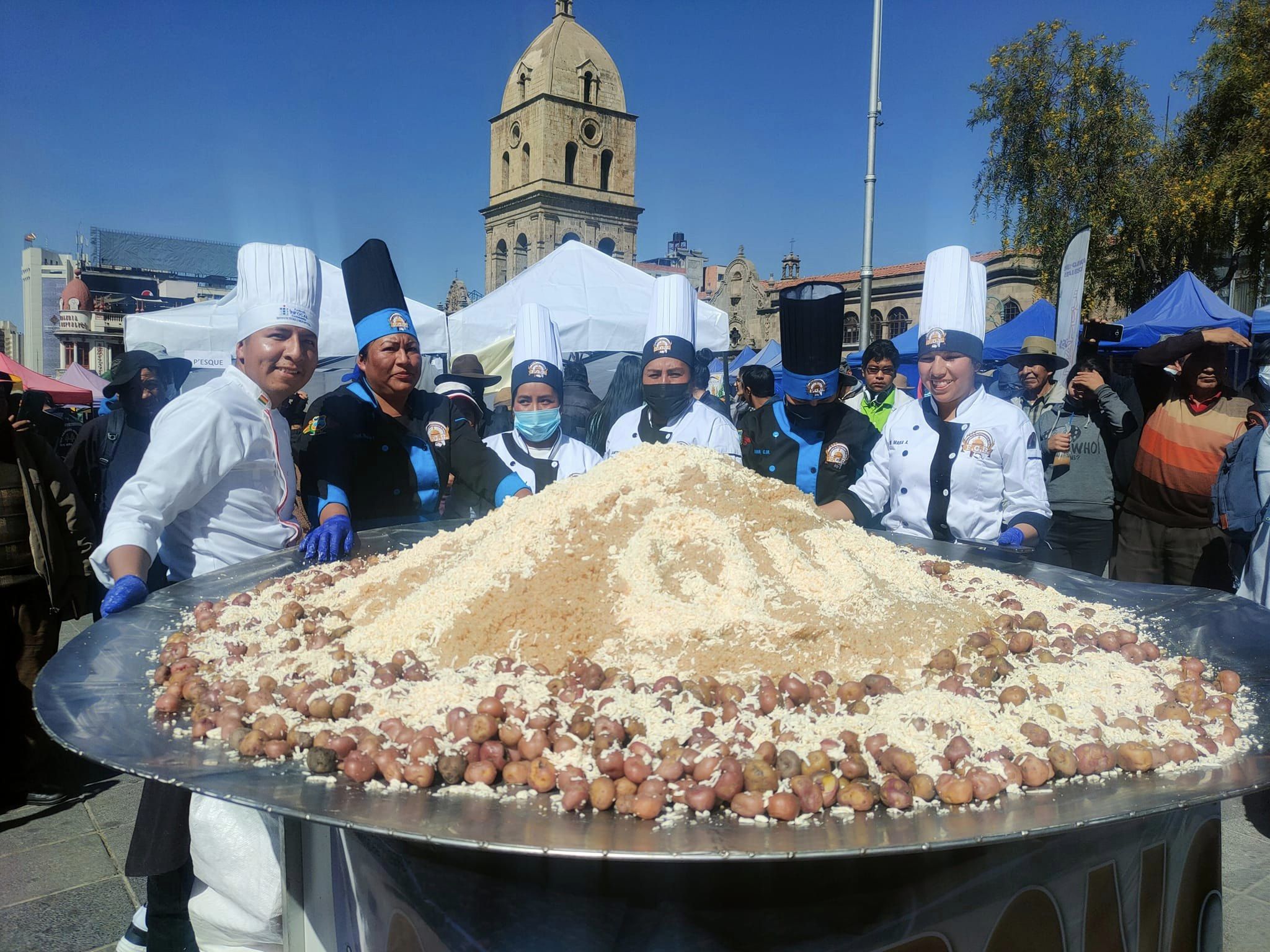 Celebran el “Día del consumo nacional de quinua” en una feria en la plaza San Francisco