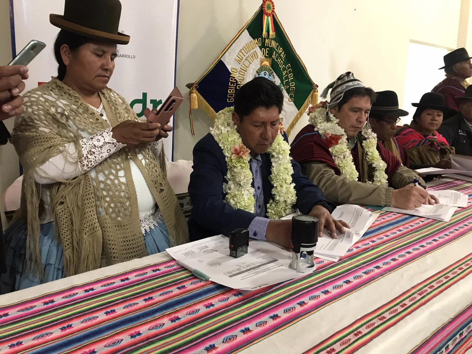 El FNDR financia Bs 6 millones para la compra de maquinaria pesada en Achocalla