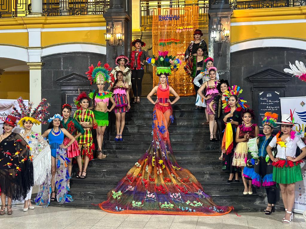 El Arte Plumaria de Alexandra Bravo llega a Cochabamba con una pasarela de trajes de la diversidad cultural boliviana