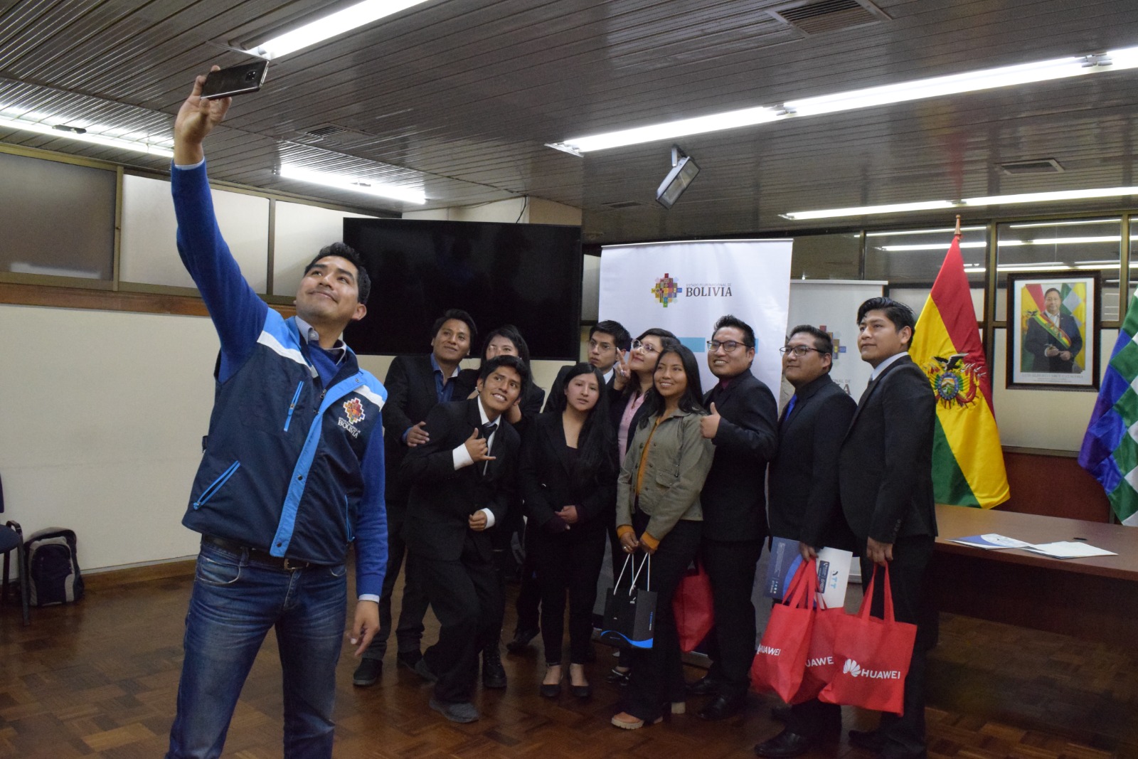En el “Año de la Juventud hacia el Bicentenario”, la ATT promueve la formación profesional de universitarios bolivianos 