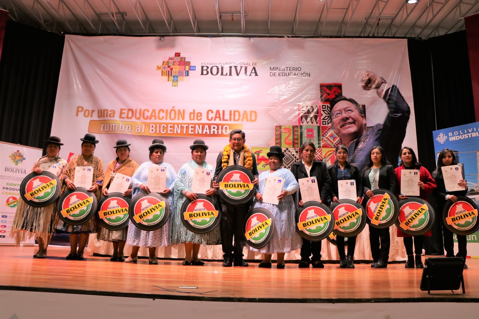 Gobierno otorga certificados de competencias a tejedores y confeccionistas de pollera paceña