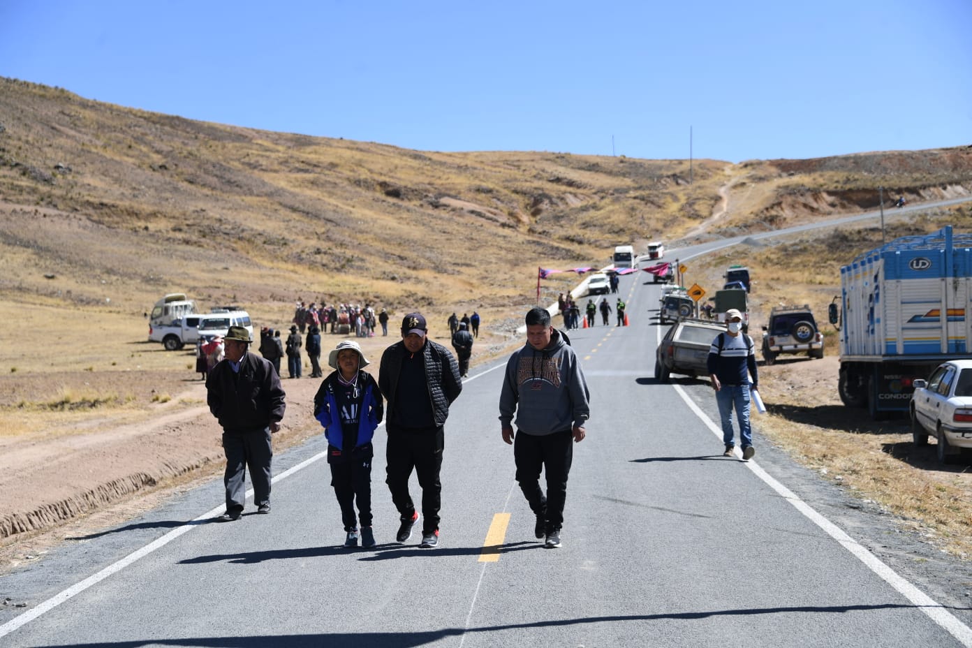 Arce inaugura en Achacachi un camino asfaltado y anuncia la conclusión de la construcción del estadio