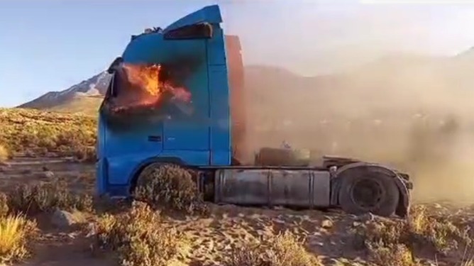 Militares incineran un camión de alto tonelaje cerca de Pisiga