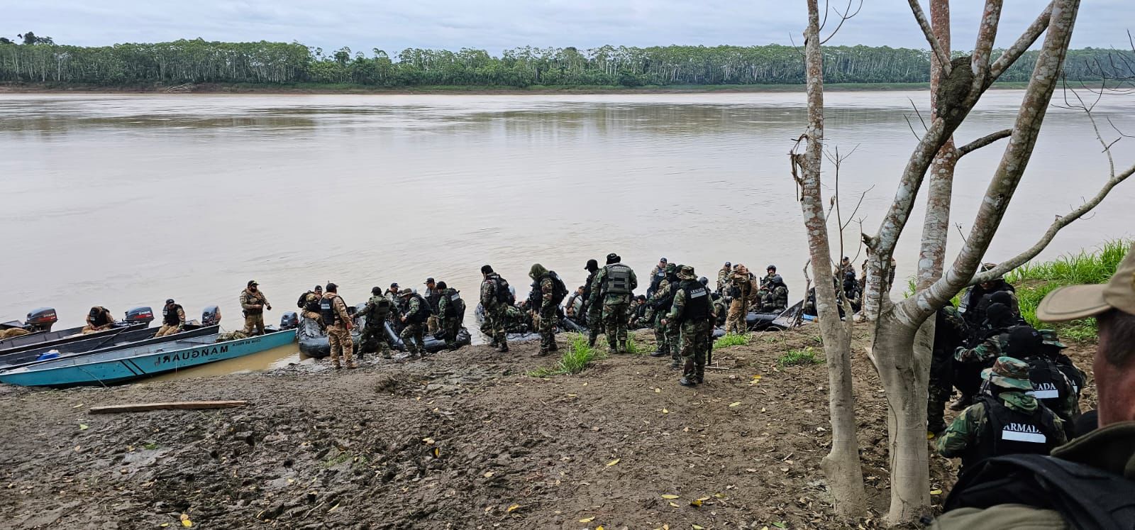 Operativo en el río Madre de Dios acaba con 49 aprehendidos, quema de barcazas y secuestro de armas 