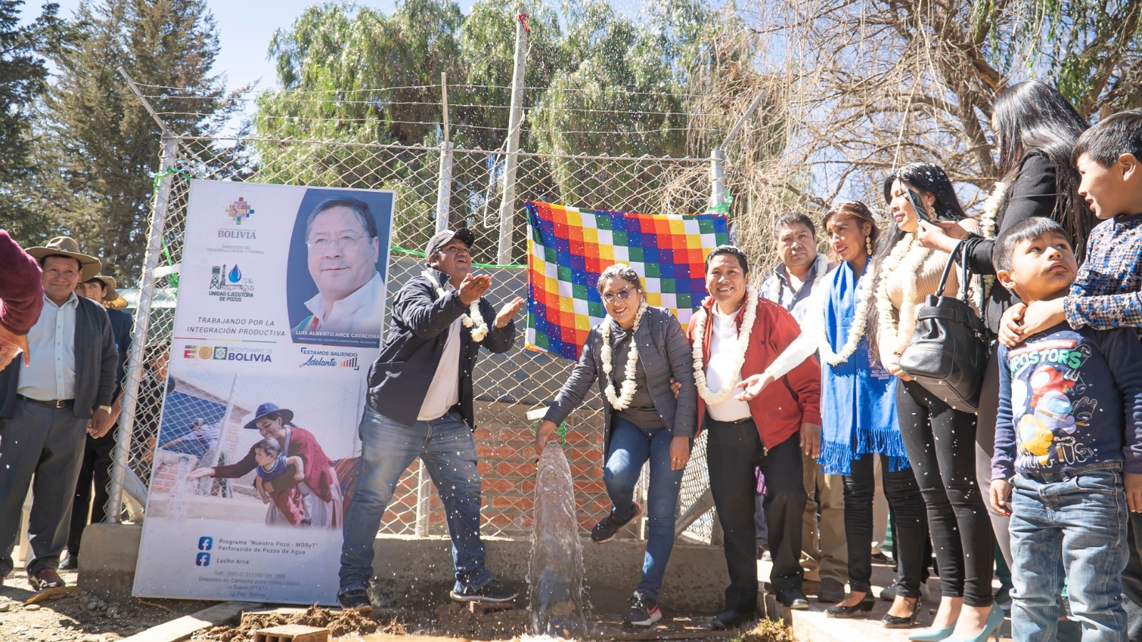 Entregan sistema de agua para potenciar y reactivar la economía de pequeños productores de Cochabamba