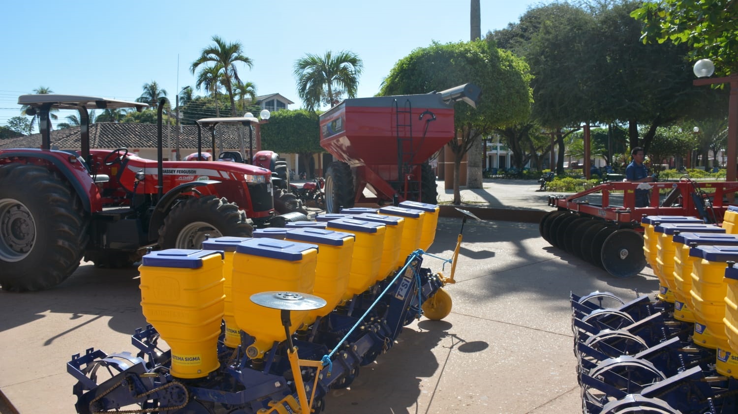 Gobierno entrega maquinaria para fortalecer la producción de arroz y maíz en Santa Ana del Yacuma