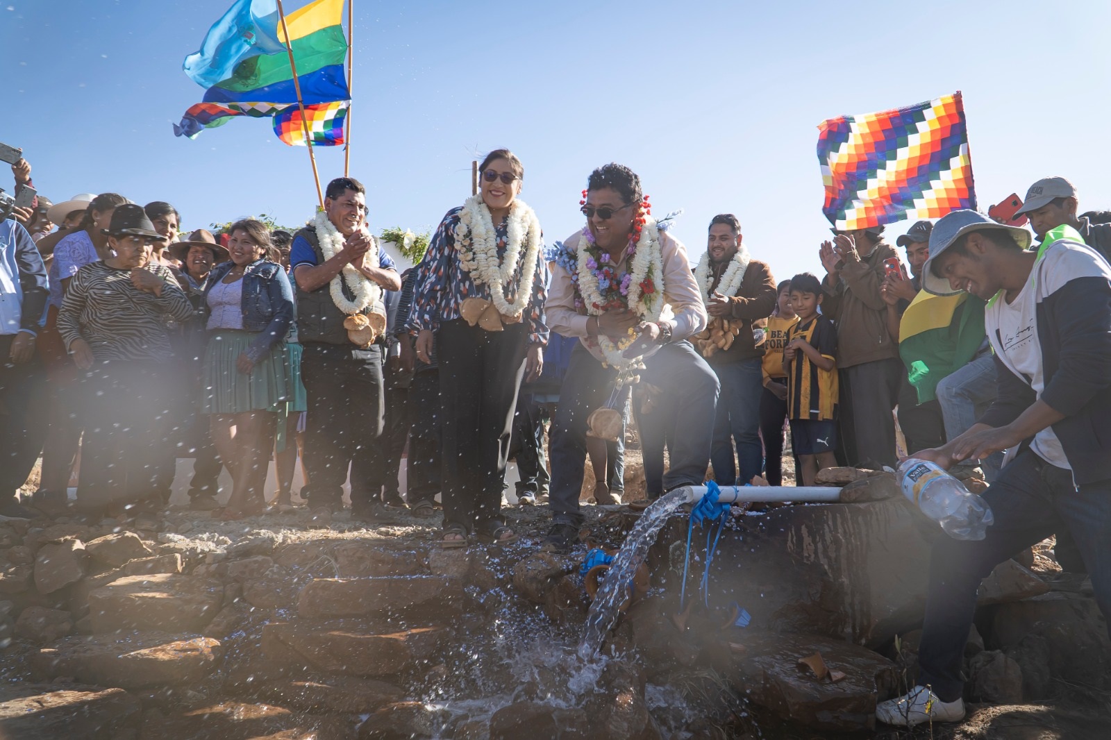 Entregan sistemas de agua para potenciar la producción agropecuaria en dos municipios de Cochabamba 