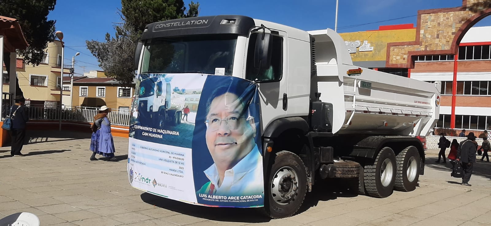 Entregan en Huarina una volqueta para ejecutar obras de mantenimiento vial 