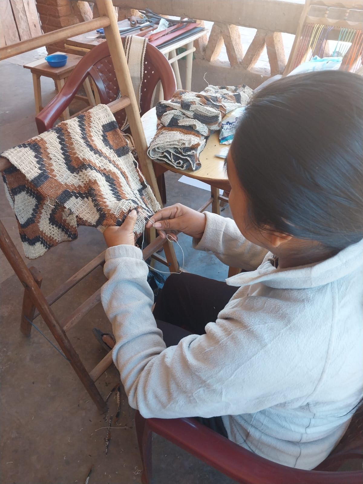 Fusionan artesanía, moda y tecnología para destacar el legado del pueblo chaqueño Weenhayek