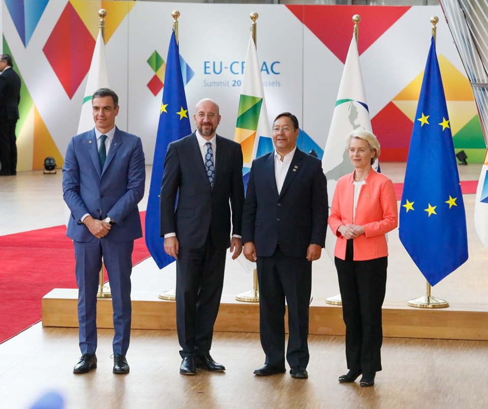 El presidente Luis Arce llega a ambientes del Consejo Europeo para la inauguración de la III Cumbre Unión Europea y Celac. Captura