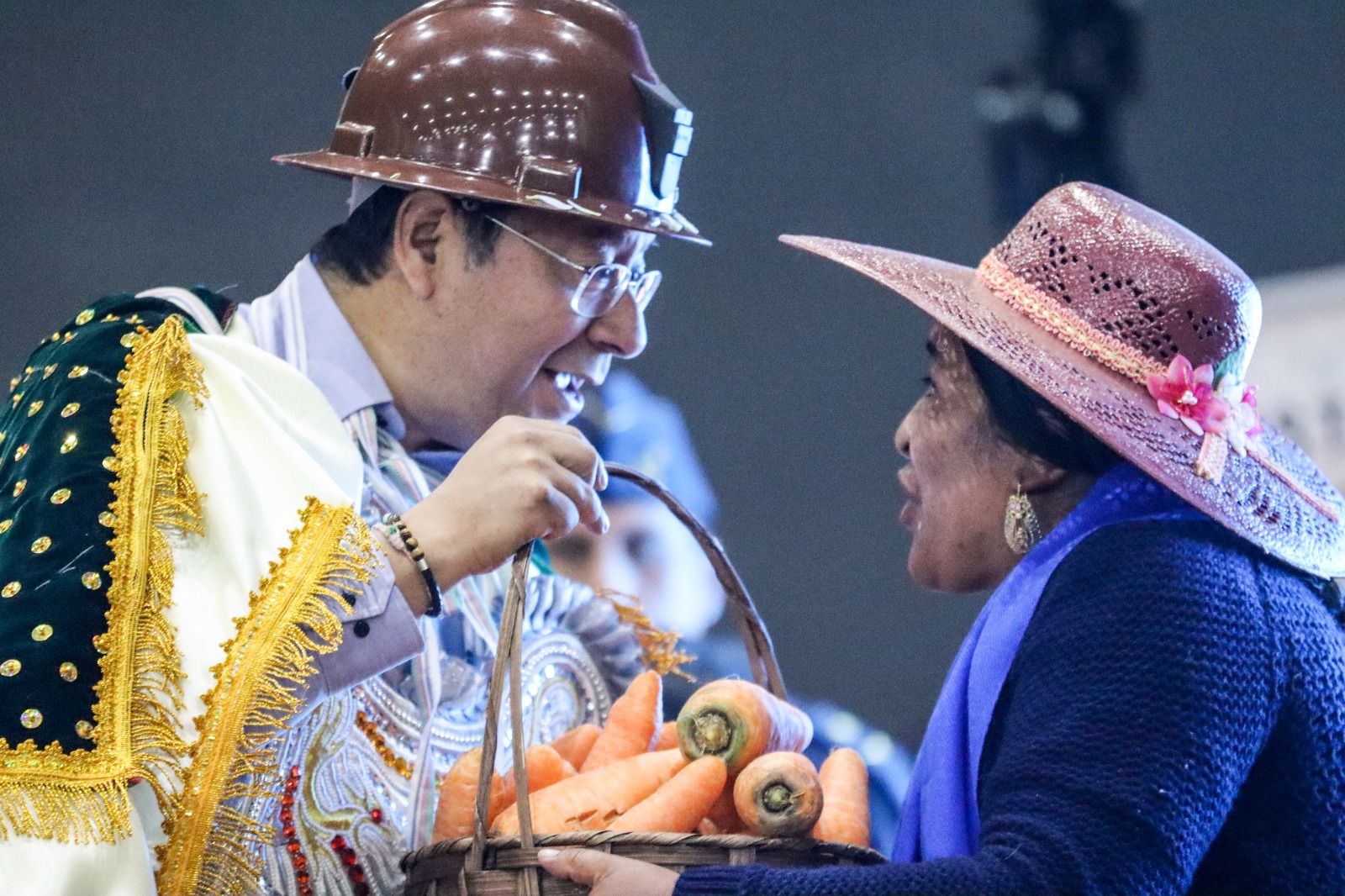 Arce anuncia programa de enlosetados para ciudades capitales, municipios medianos y la quinta fase de alcantarillado en Oruro