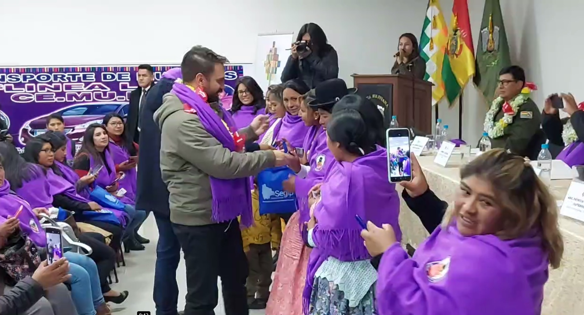 Entregan licencias de conducir a 62 mujeres emprendedoras de la ciudad de El Alto