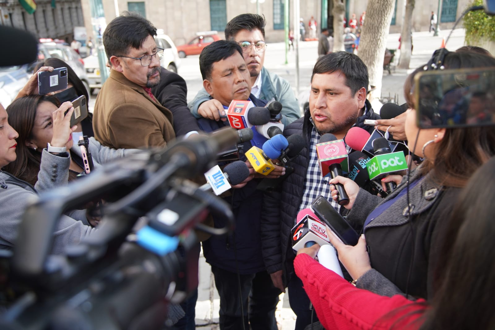 Salazar pide a Carvajal cumplir con acuerdo y allanar camino para resolver conflicto en la APDHB