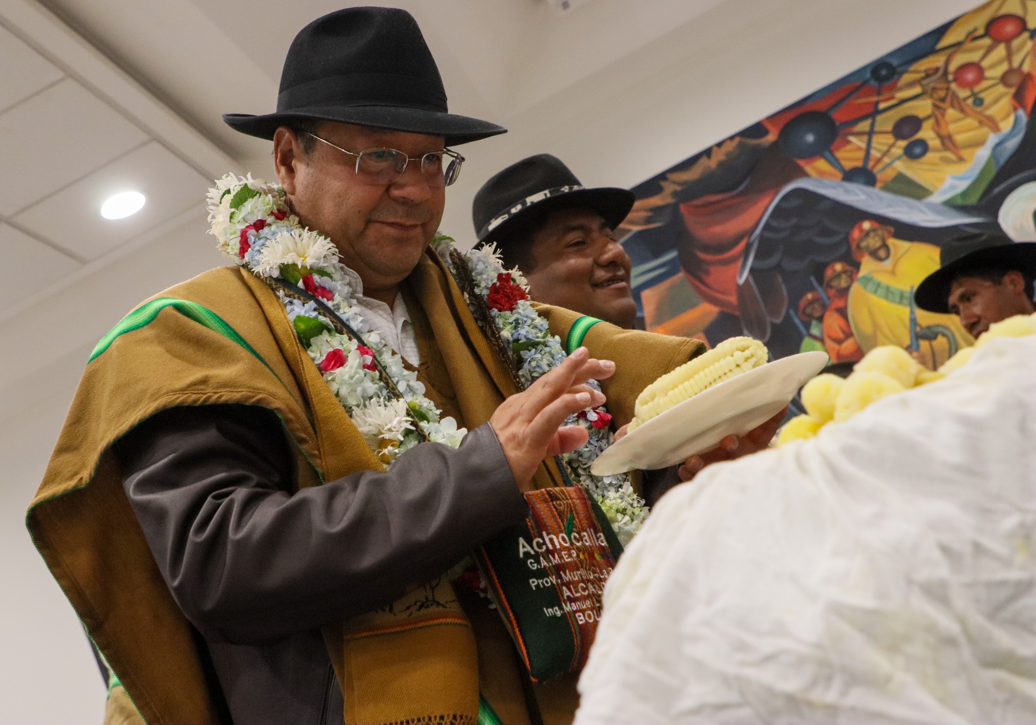 Arce evalúa proyectos sociales y de desarrollo con dirigentes de la provincia Murillo