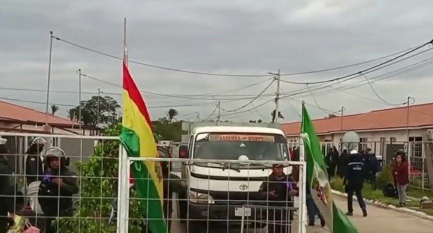 Desalojan a familias que avasallaron más de 300 viviendas sociales en Santa Cruz 