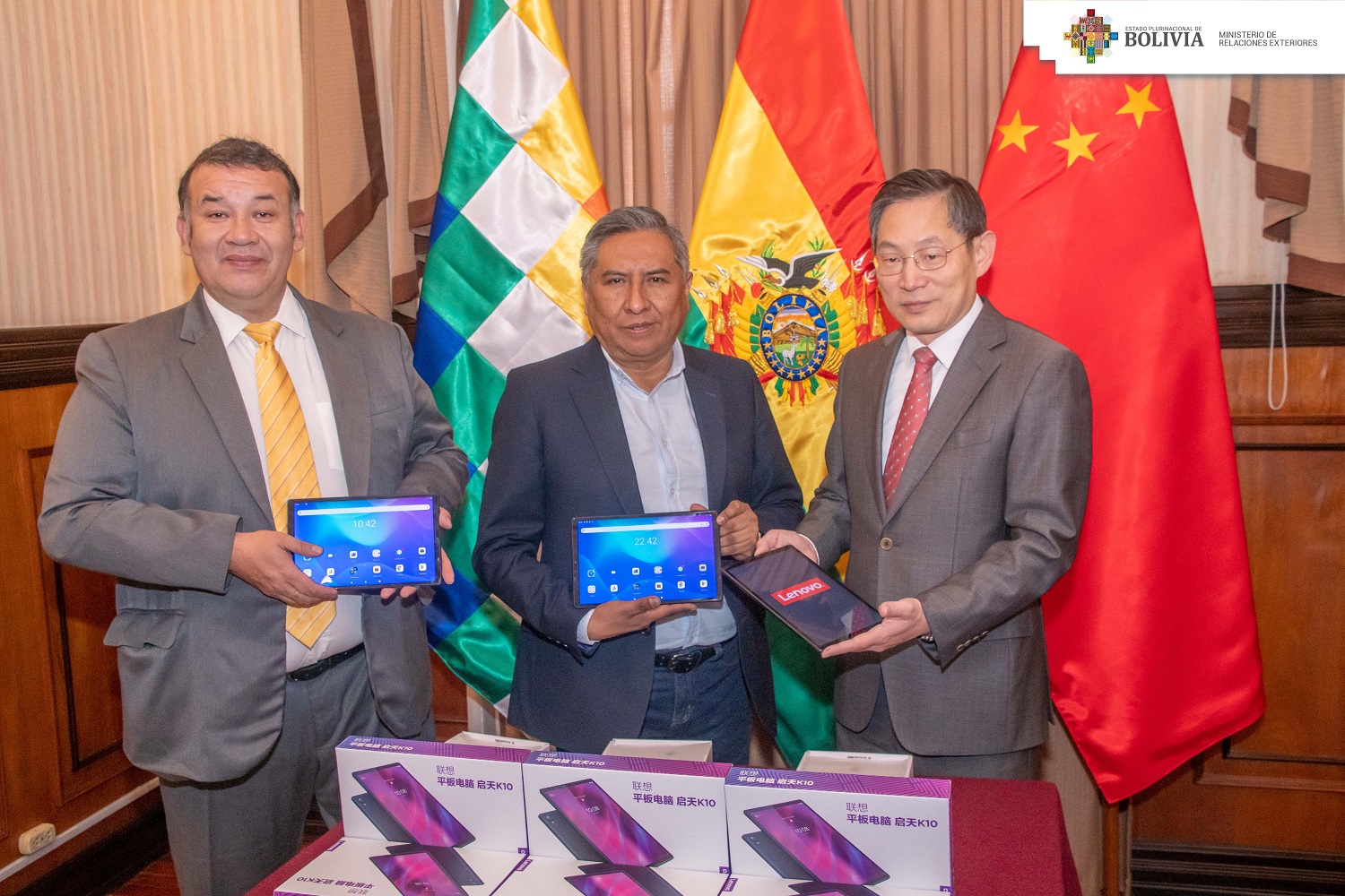 China entrega a Bolivia más de 1.500 tablets para el Censo de Población y Vivienda