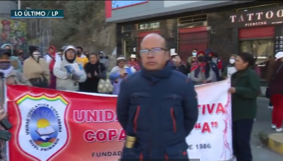 Padres de familia de la unidad educativa Copacabana A de La Paz bloquean exigiendo refacciones en la infraestructura