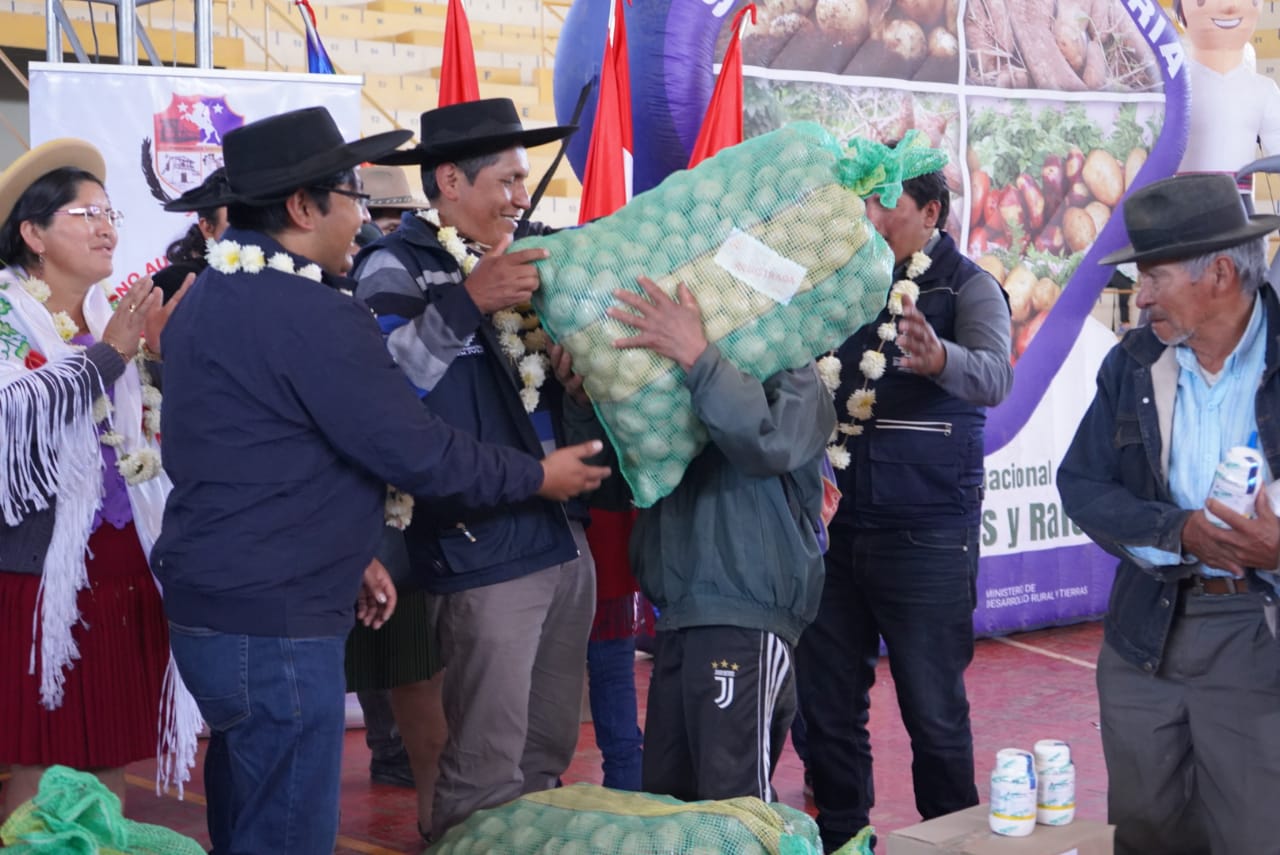 Entregan semilla certificada de papa e insumos por Bs 6 millones a productores de cinco municipios de Tarija