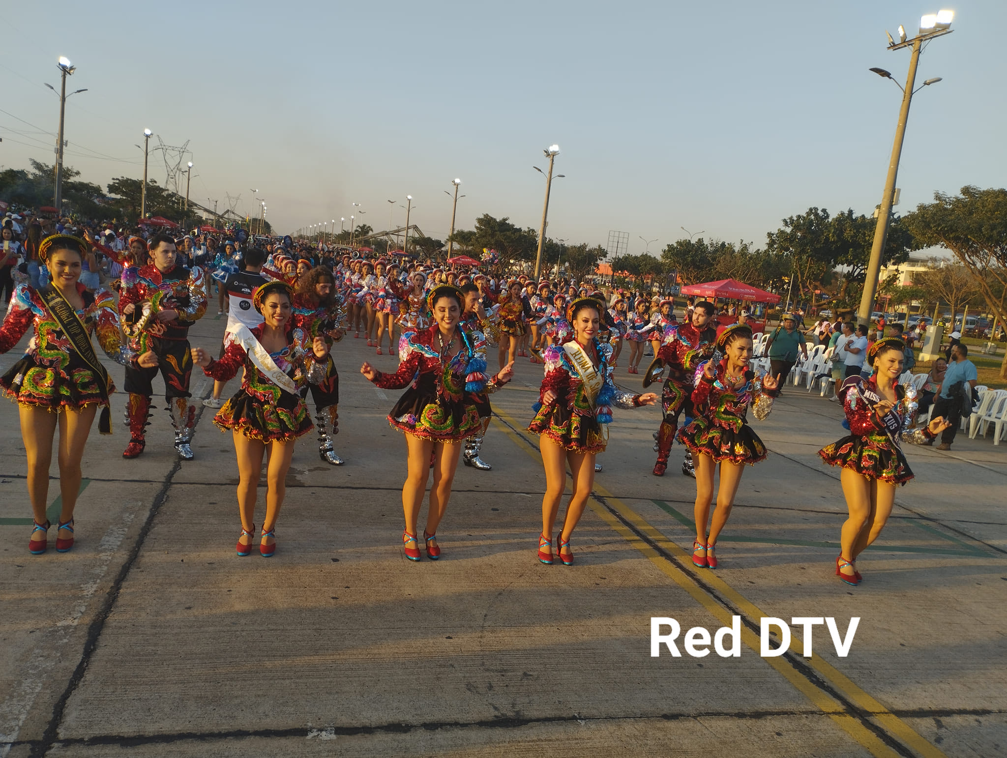 Residentes paceños participan de la entrada folklórica en el Cambódromo