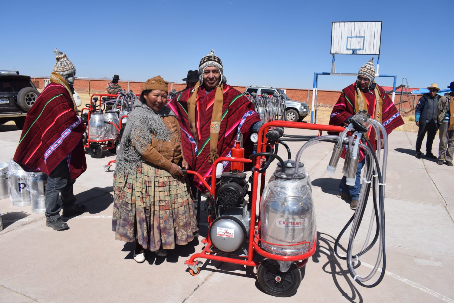Viacha y Jesús de Machaca mejorarán la producción de leche con ordeñadoras automáticas 