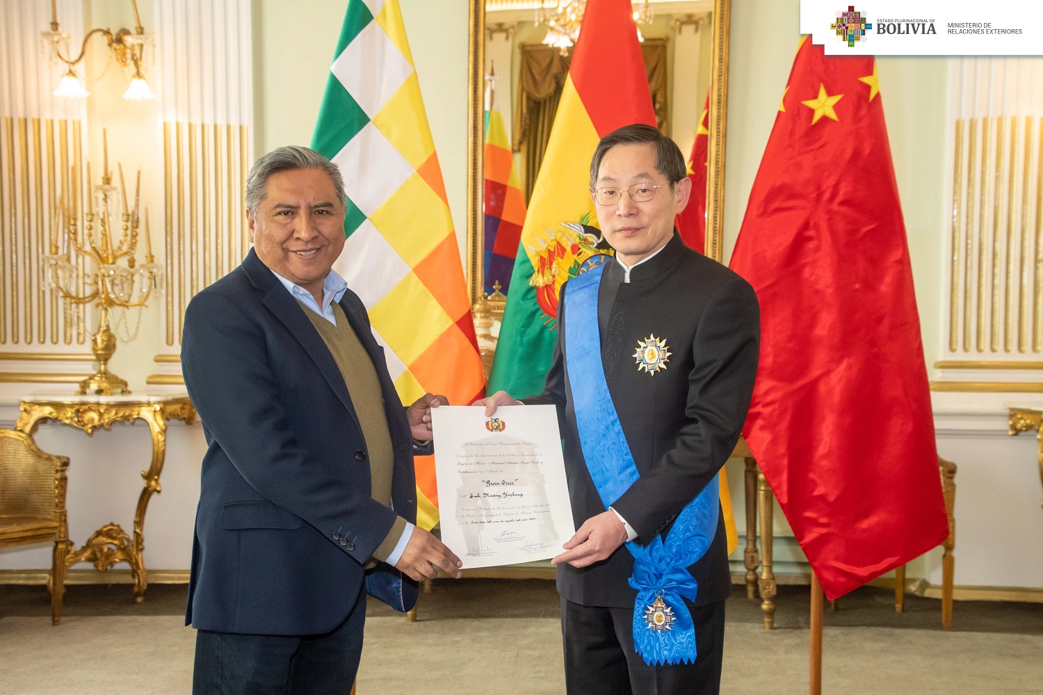 Bolivia condecora al embajador de China a la conclusión de su misión diplomática
