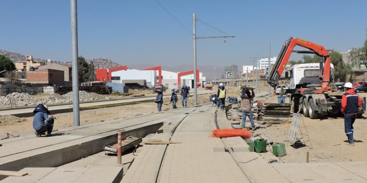 Avanza ampliación de la línea Roja del Tren Metropolitano en Cochabamba