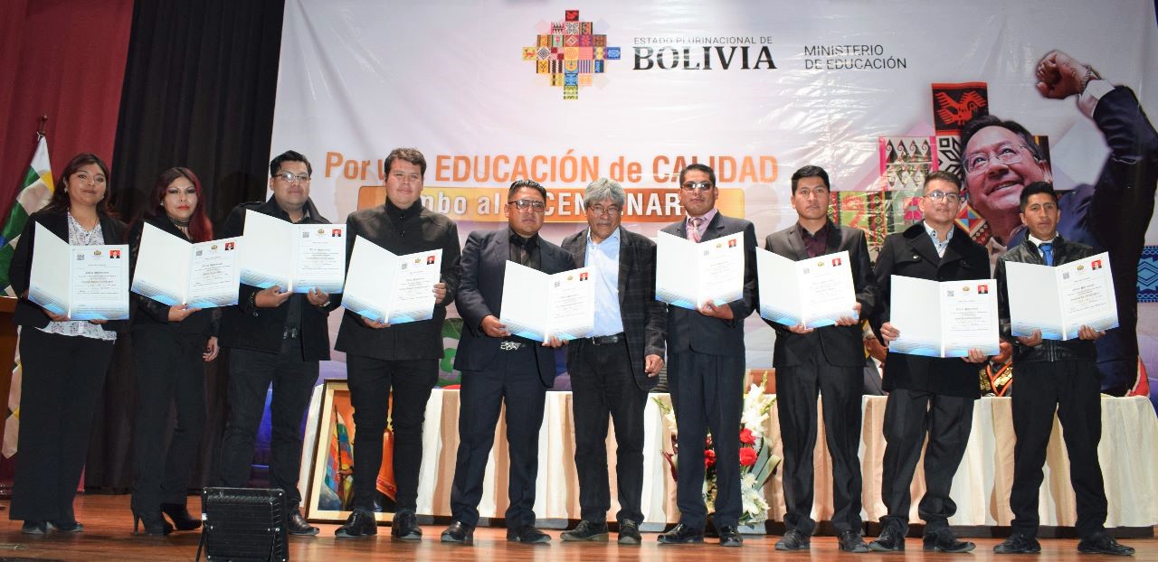 Los nuevos profesionales recibieron sus títulos académicos. Foto: MinEdu.