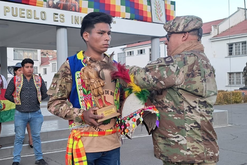 Ejército condecora y compromete una beca al potosino “Maju” por representar a Bolivia en competencia internacional