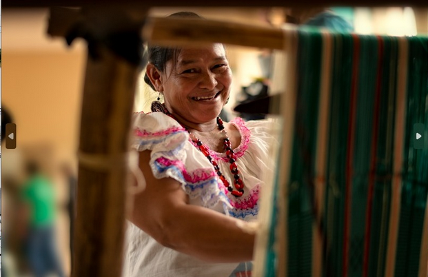 Mujeres indígenas de tierras bajas contarán cuentos con su arte textil en la Feria Internacional del Libro de La Paz
