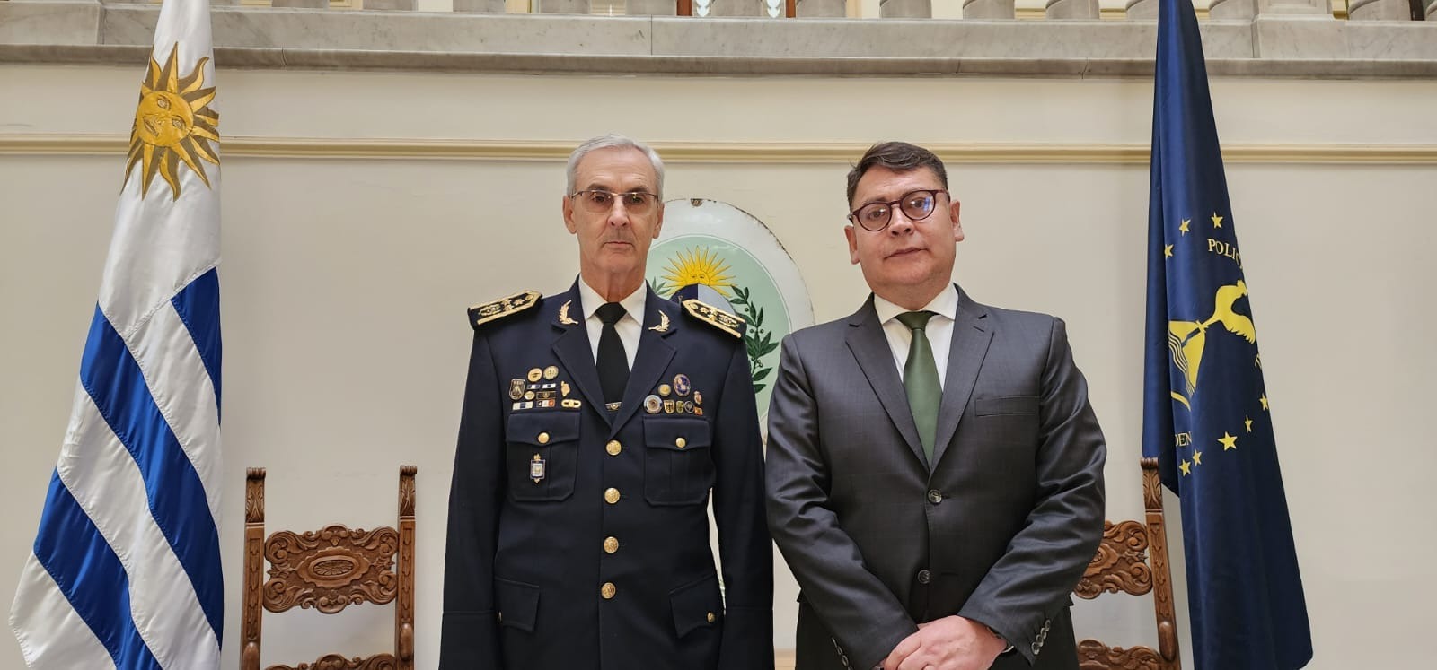 El viceministro de Régimen Interior, Jhonny Aguilera, junto al subdirector de la Policía Nacional de Uruguay, Jhonny Diego. Foto: MinGob.