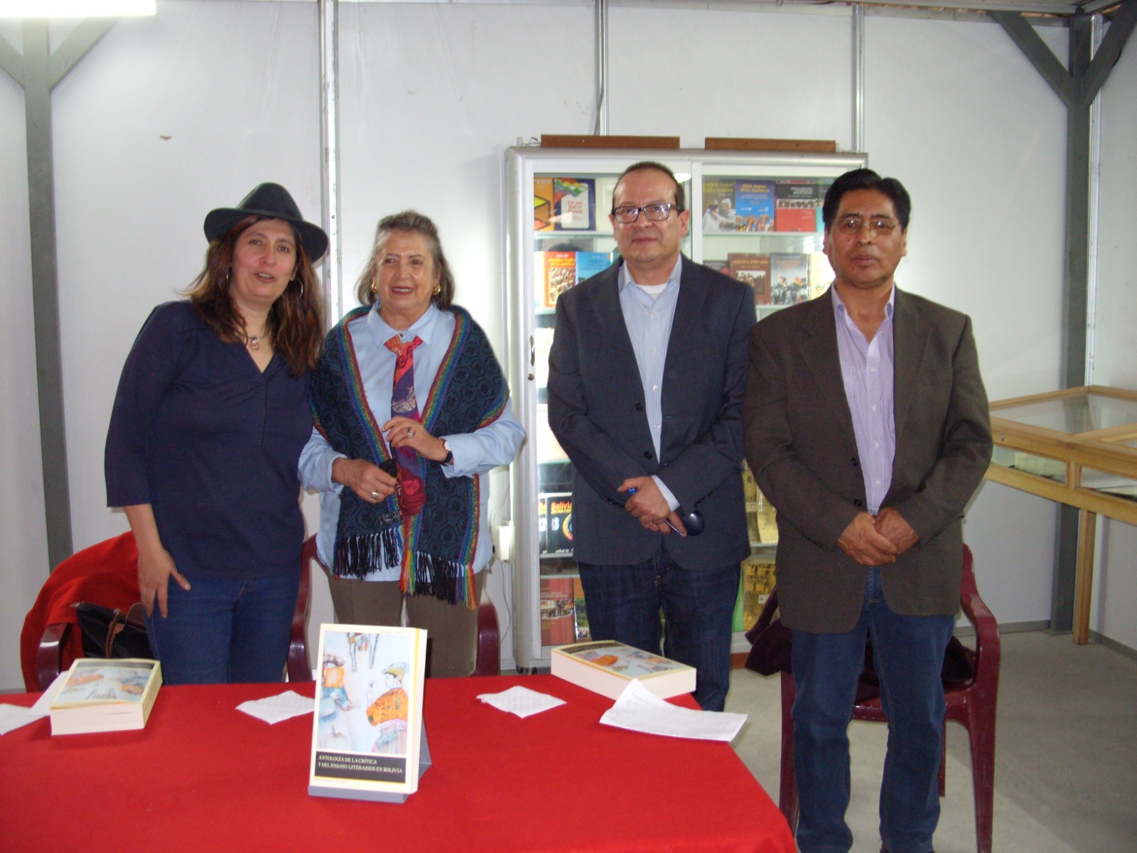 La Antología de la Crítica y del Ensayo Literario en Bolivia fue presentada a los lectores en la Feria del Libro. Foto: Vicepresidencia.