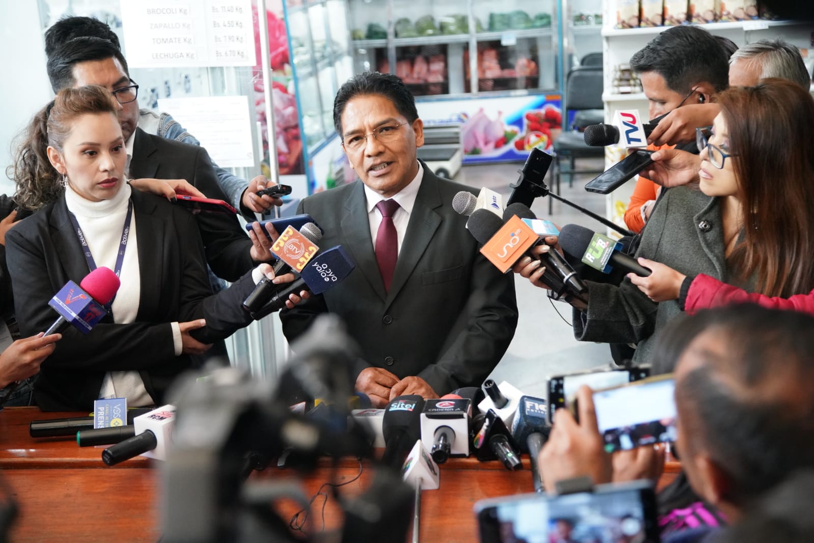 Denuncian que alza de precios de alimentos pretende desestabilizar la economía y piden investigar monopolio