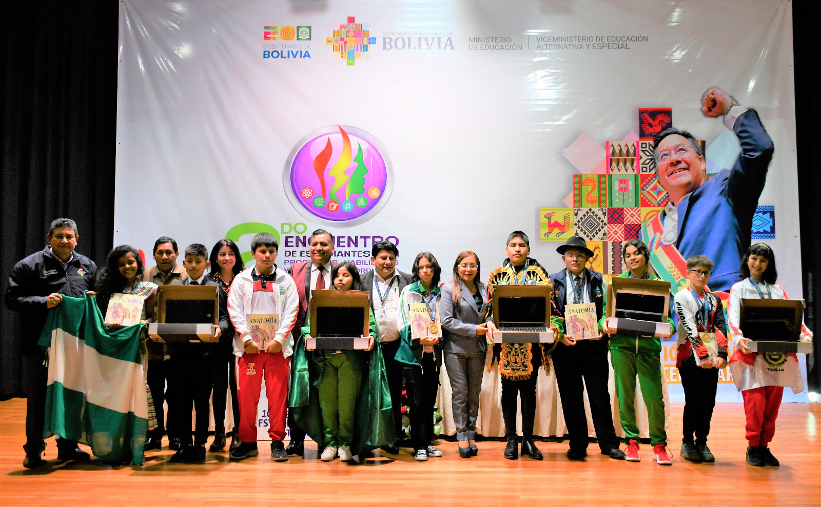 Educación distingue a 10 estudiantes con “habilidades y talento extraordinario”